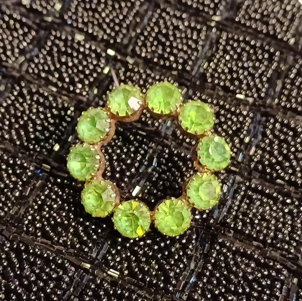 Vintage rhinestone 10 stone light green wreath shaped brooch. - Picture 7 of 13